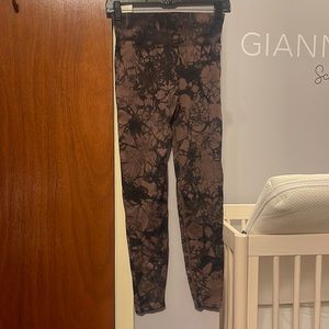 VS pink workout leggings has matching top